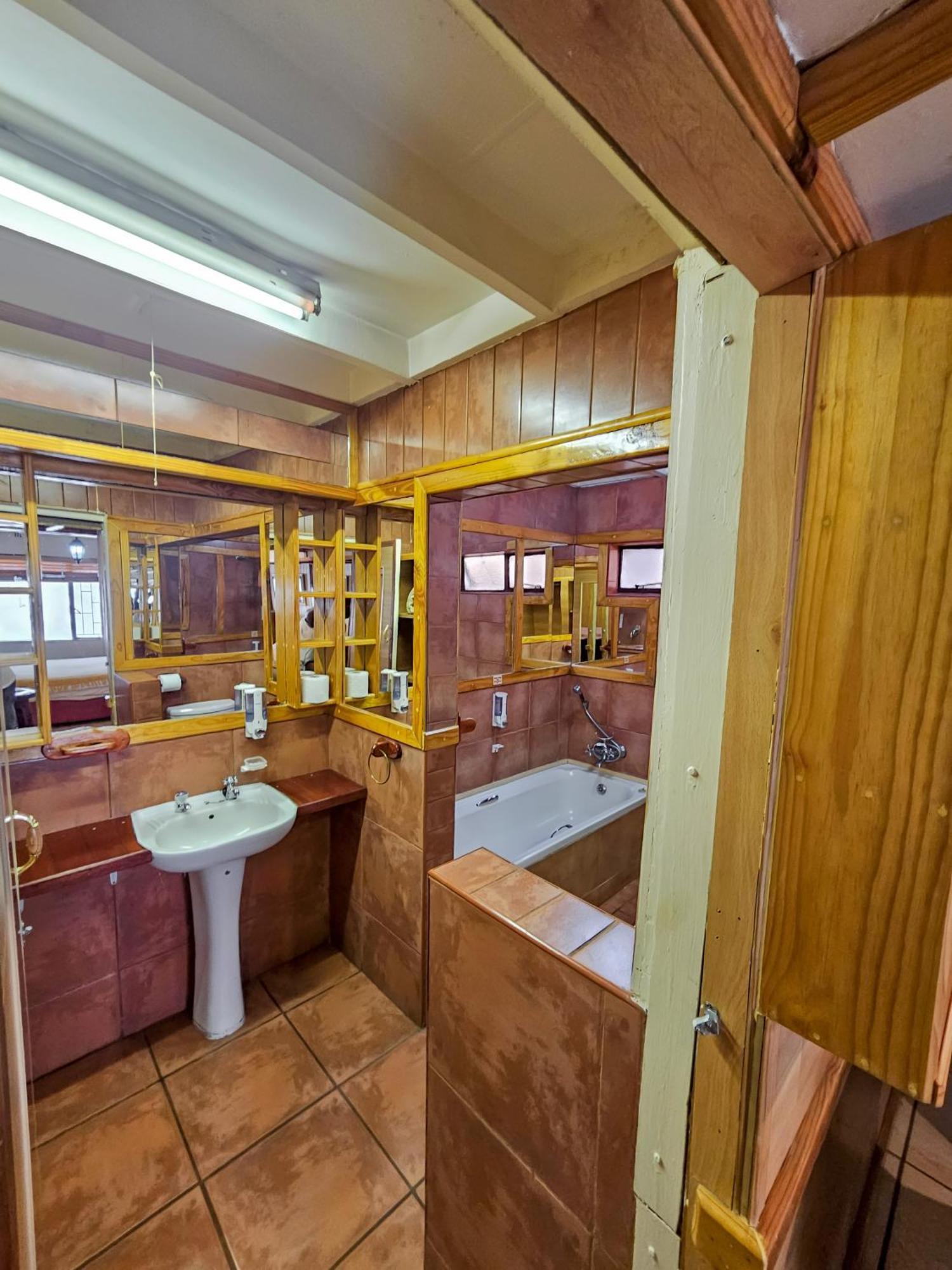Tudor Lodge Guest House جوهانسبورغ المظهر الخارجي الصورة