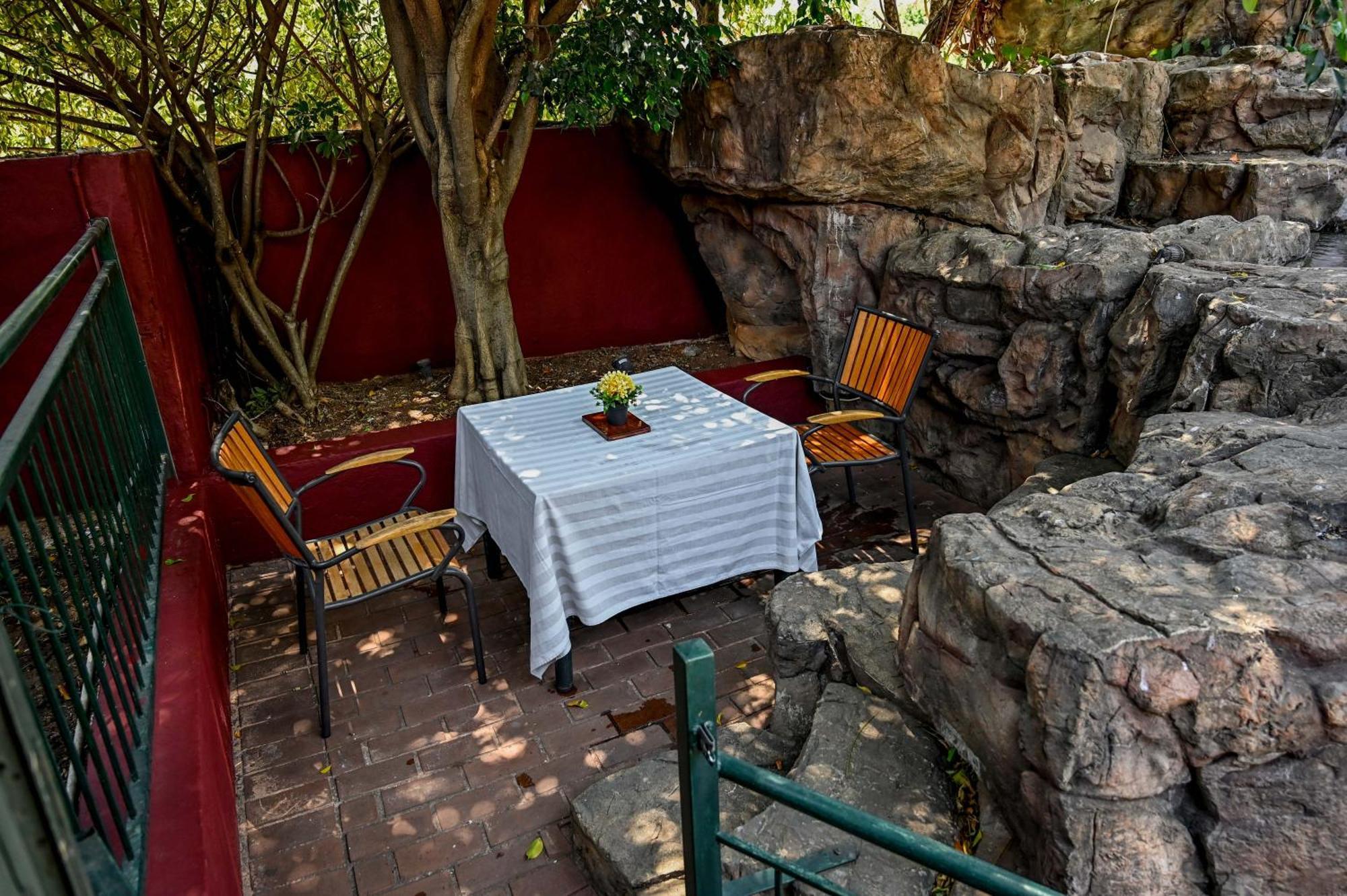 Tudor Lodge Guest House جوهانسبورغ المظهر الخارجي الصورة